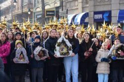 Бадникова поворка во Скопје, одбележување на Бадник пред Соборниот Храм/ФОТОГАЛЕРИЈА