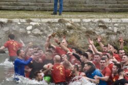 „Водосвет“ – положен крстот во реката Вардар во Скопје/ФОТОГАЛЕРИЈА