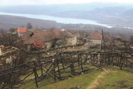 Патиштата, водоводите, чистите тапии и нови форми на туризам можат да го вратат животот: Празните села го чекаат поштарот 