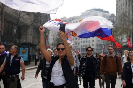 Сите патишта водат кон народното Собрание на Србија, во тек е масовниот протест во Белград : Ако дојде до инциденти, ќе ги запалиме сините факели и ќе си заминеме, порачаа студентите