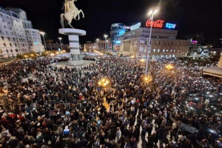 Силно одекнува тишината на плоштадот во Скопје: Граѓански собир за трагедијата во Кочани, илјадници граѓани палат свеќи во спомен на жртвите/ФОТОГАЛЕРИЈА