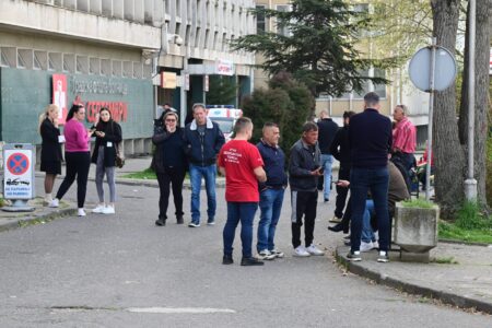 Родителите си ги бараат децата на социјалните мрежи, во медиумите објавени списоци од хоспитализирани во „8 Септември“ и Клиничкиот центар во Скопје