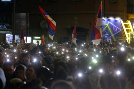 „Сите во Париз, ние во Ниш“: Големиот протест започна, студентите искажуваат незадоволство и со тави, тенџериња…/ВИДЕО